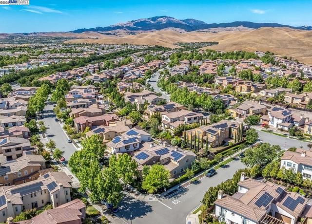 7563 Balmoral Way, San Ramon CA: https://media.crmls.org/mediaz/bccbfe6d-707f-47cd-97ca-a1602b2454e8.jpg