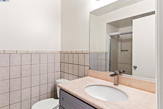 446 Bayview Cir, San Francisco CA: https://media.crmls.org/mediaz/bccc52e0-d13a-459f-b37f-3b79f31a0b47.jpg