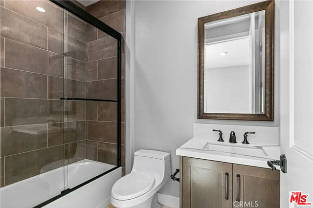 20517 W Deer Grass Court, Porter Ranch CA: https://media.crmls.org/mediaz/bccc9a10-504f-4499-98e7-202cb096f243.jpg