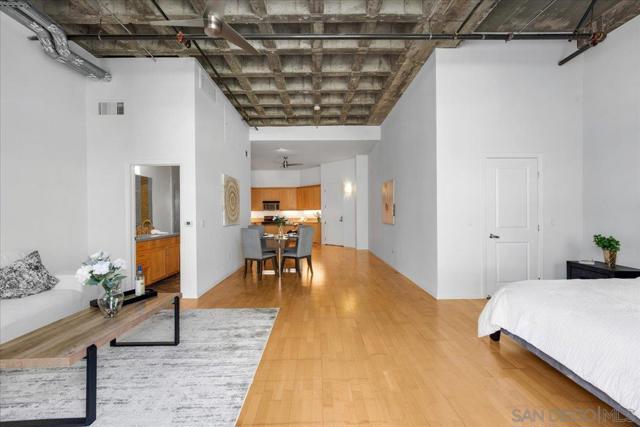 3211 5Th Ave, San Diego CA: https://media.crmls.org/mediaz/bcccaf78-6816-4d0c-aaa0-19e686b01b1e.jpg