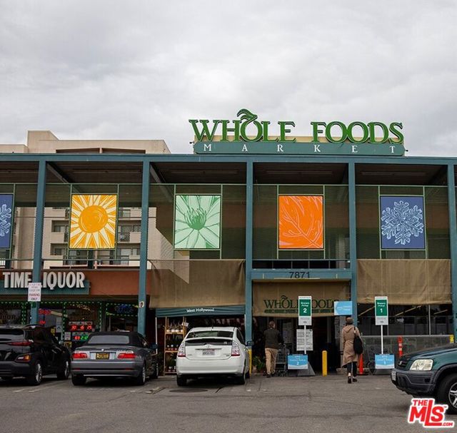 1124 N Kings Road, West Hollywood CA: https://media.crmls.org/mediaz/bcccfefe-e87d-4a5a-9a1d-788257a351db.jpg