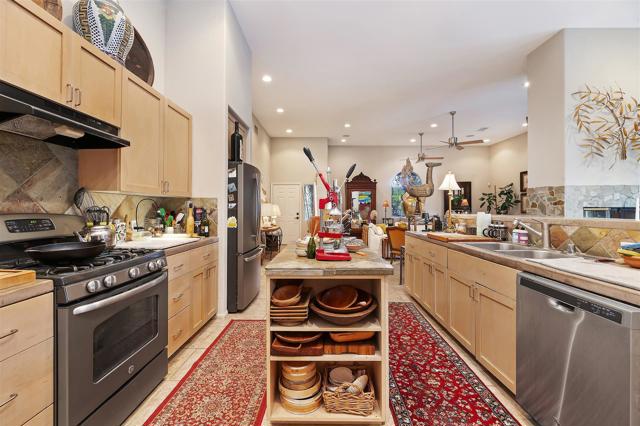 35659 Tranquil Place, Cathedral City CA: https://media.crmls.org/mediaz/bccd06b7-592d-4a96-b058-f82dbd30558e.jpg
