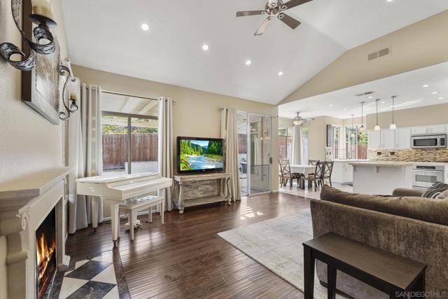 838 Masters Dr, Oceanside CA: https://media.crmls.org/mediaz/bccda8d4-2f39-47f0-923a-c8a90ba0c29b.jpg