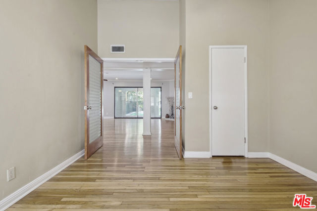 5527 Columbus Avenue, Sherman Oaks CA: https://media.crmls.org/mediaz/bccfc9c7-eab3-416e-ae5f-62616b66b1e6.jpg