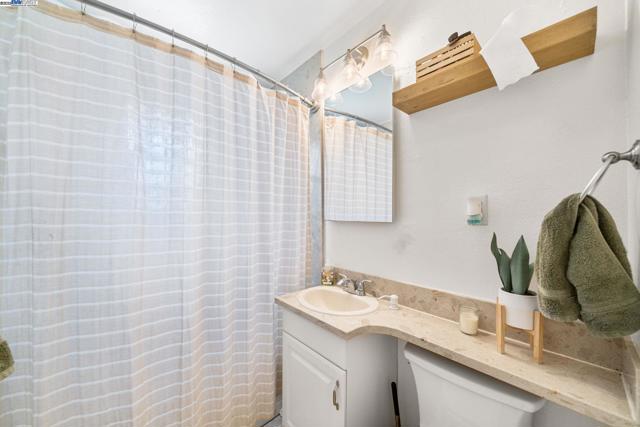 692 Adelle St, Livermore CA: https://media.crmls.org/mediaz/bcd0b5fa-b171-4a20-bccc-68e1f05dc271.jpg