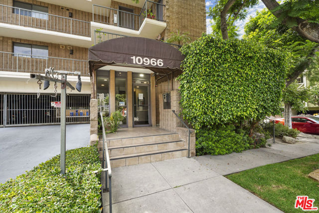 10966 Rochester Avenue, Los Angeles CA: https://media.crmls.org/mediaz/bcd125a1-a7d5-43d9-8a94-5c480267b570.jpg