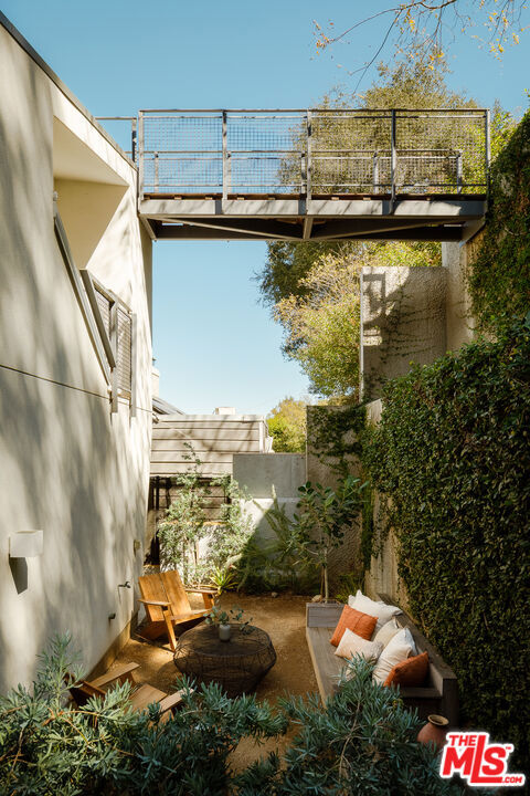 8866 Wonderland Avenue photo 30