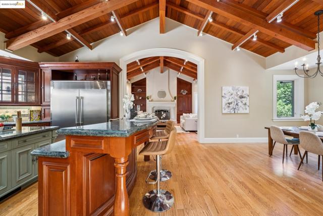 9 Burton Vista Ct, Lafayette CA: https://media.crmls.org/mediaz/bcd32647-d9d3-4f5e-aa06-4f6121d07e46.jpg