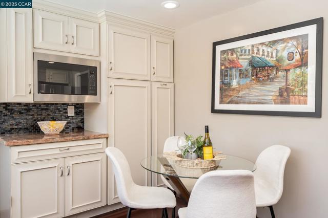 169 Larkwood Cir, Danville CA: https://media.crmls.org/mediaz/bcd38184-317f-4c1c-b3f6-b445fe0dfe8d.jpg