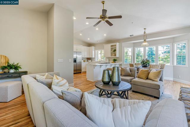 631 La Vista Rd, Walnut Creek CA: https://media.crmls.org/mediaz/bcd43094-558d-4377-8e9f-ab00d29c7e07.jpg