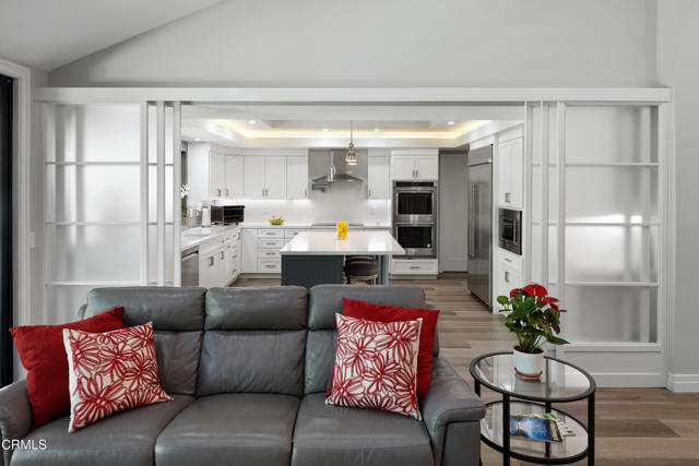 4428 Oakwood Avenue, La Canada Flintridge CA: https://media.crmls.org/mediaz/bcd4c6a9-d252-437a-84f9-9dd704107ce5.jpg