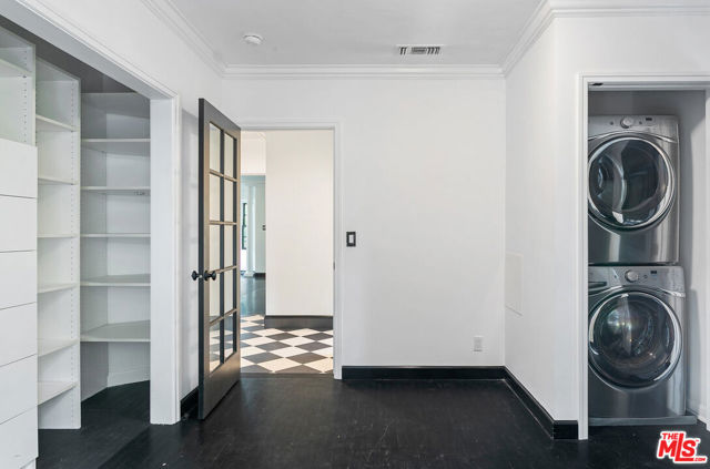 508 N San Vicente Boulevard, West Hollywood CA: https://media.crmls.org/mediaz/bcd53f92-b2c4-4440-8df4-827614c562d4.jpg