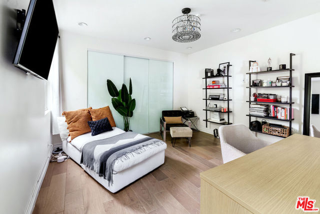 12504 Kling Street, Studio City CA: https://media.crmls.org/mediaz/bcd54ef9-f994-451e-8c65-8ed4820b2aea.jpg