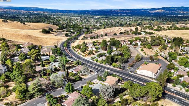 4321 Kingswood Dr, Concord CA: https://media.crmls.org/mediaz/bcd73de5-dd99-464c-9e4e-cd8678c21e86.jpg