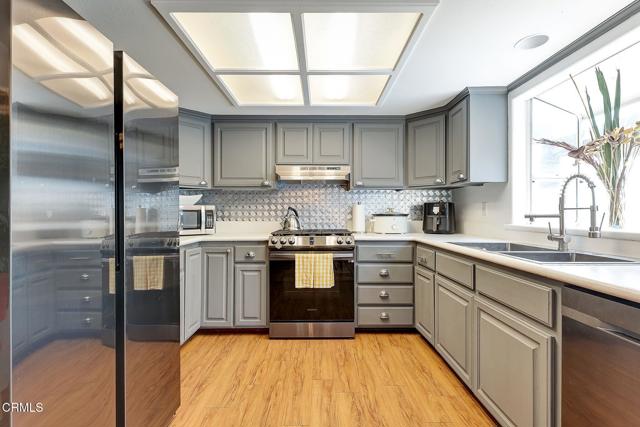 1998 Barnett Way, Los Angeles CA: https://media.crmls.org/mediaz/bcd8a254-bb6d-42ec-84b0-a1c0584ac882.jpg