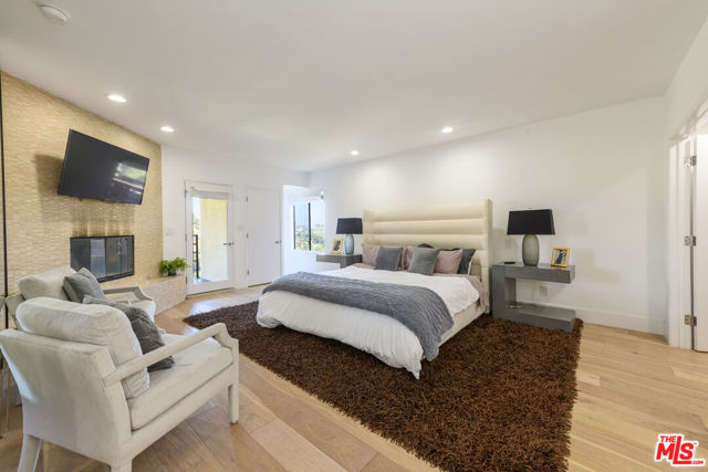 8581 Cole Crest Drive, Los Angeles CA: https://media.crmls.org/mediaz/bcd8ddf6-a4c5-4c16-9e3c-d7a02a48f5ba.jpg