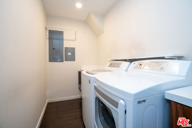 3865 Buena Park Drive, Studio City CA: https://media.crmls.org/mediaz/bcdb0226-f20e-4d17-b5bb-eff43e06bf10.jpg