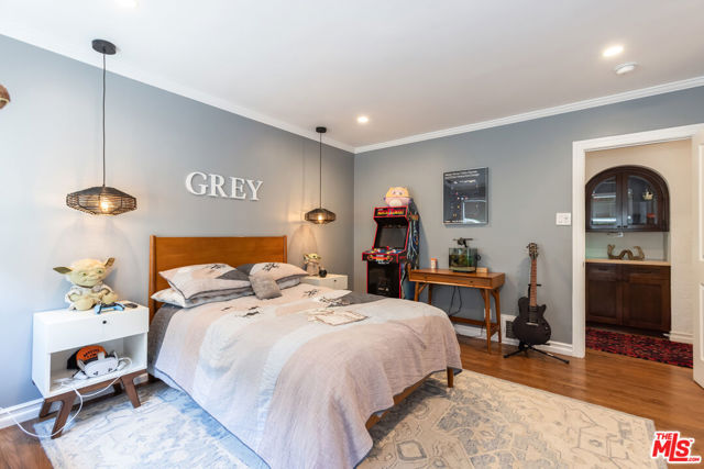 724 N Spaulding Avenue, Los Angeles CA: https://media.crmls.org/mediaz/bcdb31e2-bf59-4c52-8e43-e55bf503e97f.jpg