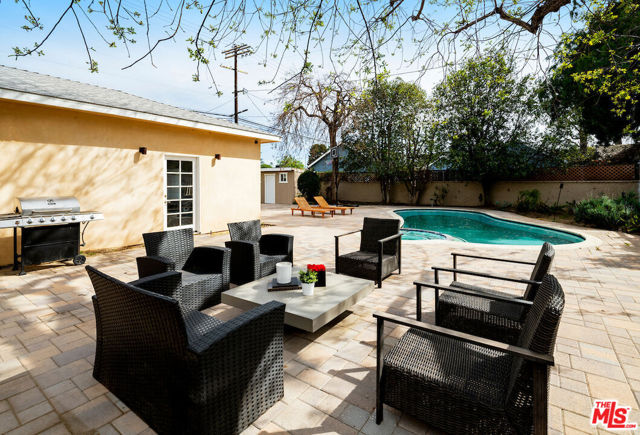 12504 Kling Street, Studio City CA: https://media.crmls.org/mediaz/bcdb3ab1-854e-4c95-80ac-3f3ebbe00fac.jpg