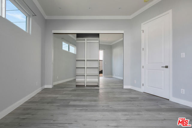 21037 Costanso St, Woodland Hills CA: https://media.crmls.org/mediaz/bcdcc9fa-c30e-4219-b14e-f66fc902340a.jpg