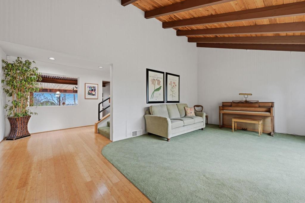 1042 Hymettus Avenue - photo 9