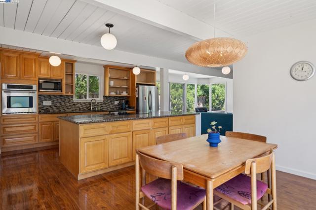 3767 Gainsborough Dr, Concord CA: https://media.crmls.org/mediaz/bcdd9a93-9fd6-49dc-8a4a-e5298e9b2630.jpg