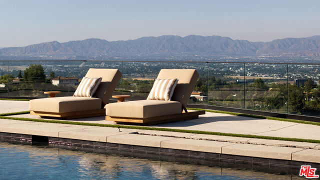 16401 Mulholland Drive, Los Angeles CA: https://media.crmls.org/mediaz/bcddd74a-1112-43c4-a038-c55314530b2e.jpg