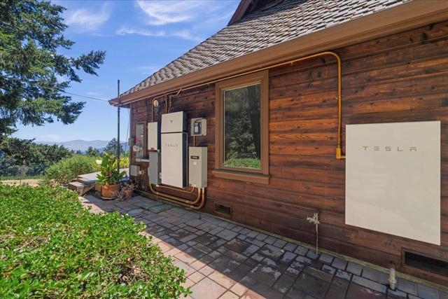 19960 Skyline Boulevard, Los Gatos CA: https://media.crmls.org/mediaz/bcde032b-488d-4fb6-a516-8d771130e0d5.jpg