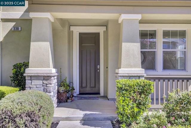 330 Pacifica Dr, Brentwood CA: https://media.crmls.org/mediaz/bcdec384-3748-4cb0-9bd9-9e00283c3983.jpg
