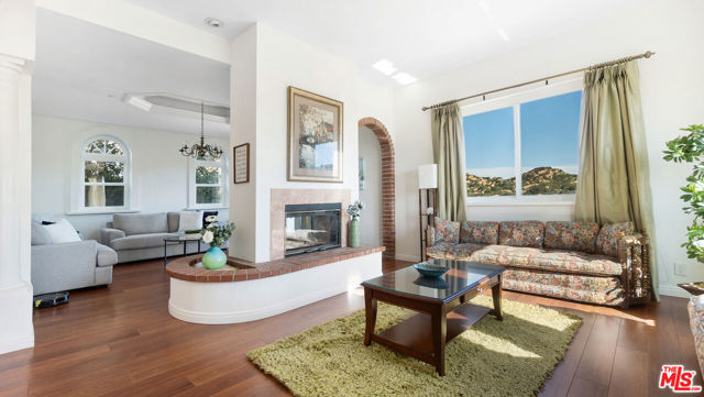 7449 Studio Road, Canoga Park CA: https://media.crmls.org/mediaz/bcdf9f6f-c05a-4e25-abee-a11e84133094.jpg