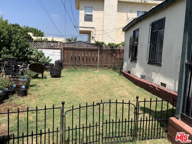 2209 S Ridgeley Drive, Los Angeles CA: https://media.crmls.org/mediaz/bcdfb662-d394-465d-8988-38c43d50016a.jpg