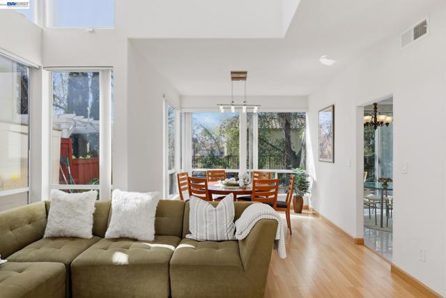 906 Vista Pointe Dr, San Ramon CA: https://media.crmls.org/mediaz/bcdfce04-11df-48fb-a3b9-65a97bd22a54.jpg