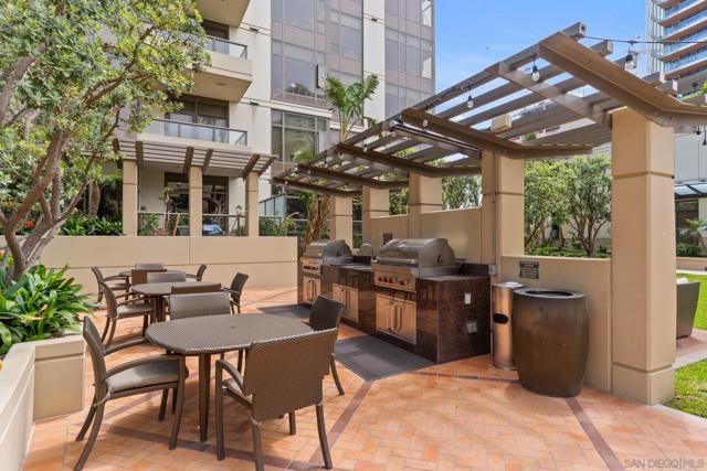 700 W E St, San Diego CA: https://media.crmls.org/mediaz/bce0e294-b123-4589-b404-e4120adbf327.jpg
