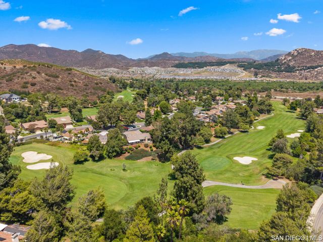 4309 Diegos CT, Fallbrook CA: https://media.crmls.org/mediaz/bce105c7-f8a8-41eb-95a3-57d83415c67e.jpg