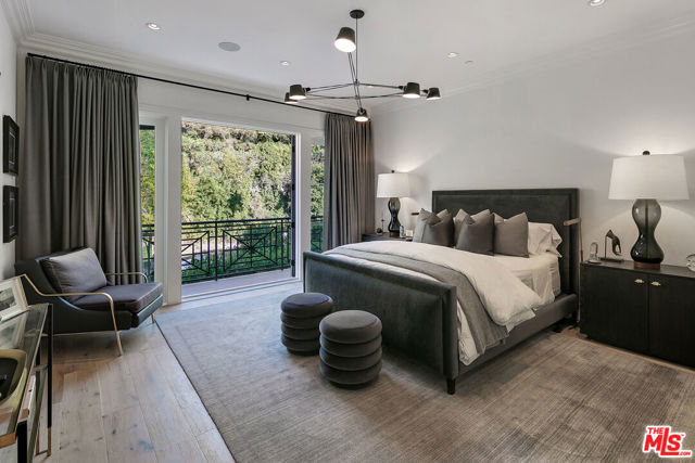 9520 Hidden Valley Road, Beverly Hills CA: https://media.crmls.org/mediaz/bce2b194-cf6b-49ab-8dc9-efa23242c4a6.jpg