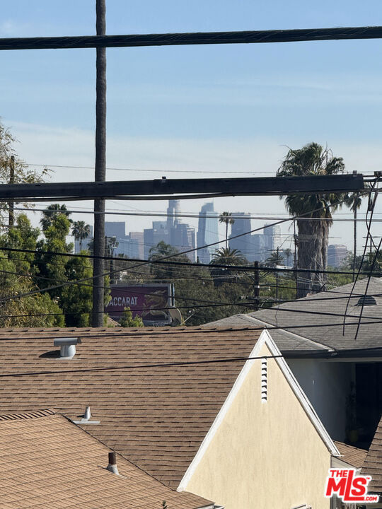 https://media.crmls.org/mediaz/bce42bc2-4a14-4648-9d17-cd15c9320f9c.jpg?preset=X-Large