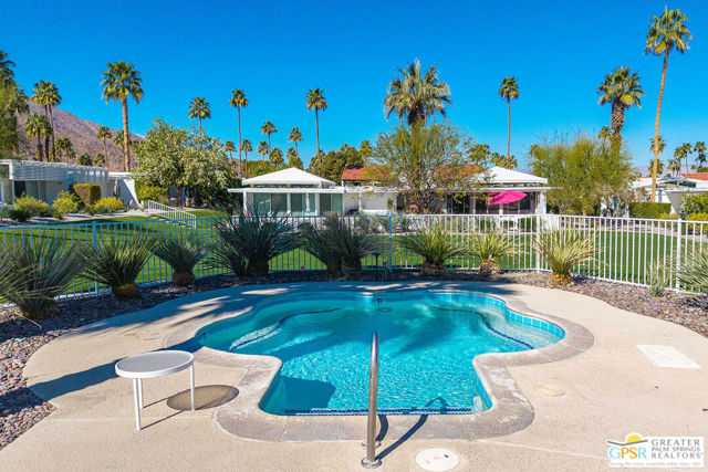 2380 S Sky View Drive, Palm Springs CA: https://media.crmls.org/mediaz/bce4f4a0-1f38-4bf7-bf95-2af8d8c1fd92.jpg