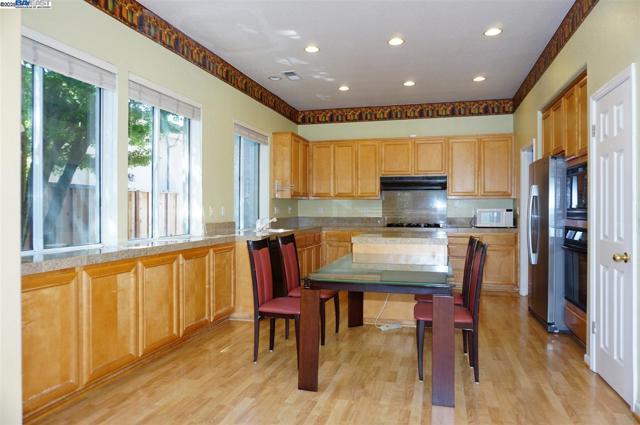 30278 Willowbrook Rd, Hayward CA: https://media.crmls.org/mediaz/bce51205-31c4-4b10-a917-7c5f65282834.jpg