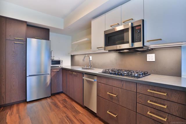 500 W Harbor Dr., San Diego CA: https://media.crmls.org/mediaz/bce569ce-035a-4b6f-a7dd-7aa0e9f1190e.jpg