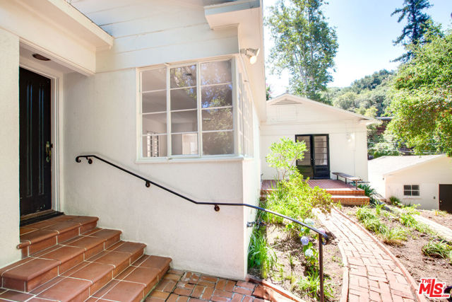 10321 Chrysanthemum Lane, Los Angeles CA: https://media.crmls.org/mediaz/bce8351a-7593-4d40-886f-7d3ae008d08a.jpg