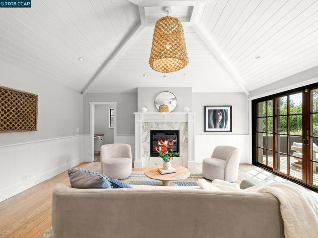 125 Sleepy Hollow Ln, Orinda CA: https://media.crmls.org/mediaz/bce8bd2c-df7e-4ac5-9ed3-9944828673cb.jpg