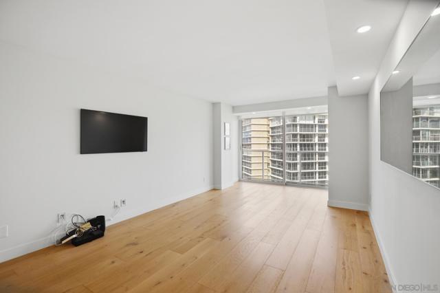 1760 Avenida Del Mundo, Coronado CA: https://media.crmls.org/mediaz/bce8d984-3987-4040-ade6-2ea51b9ac55e.jpg