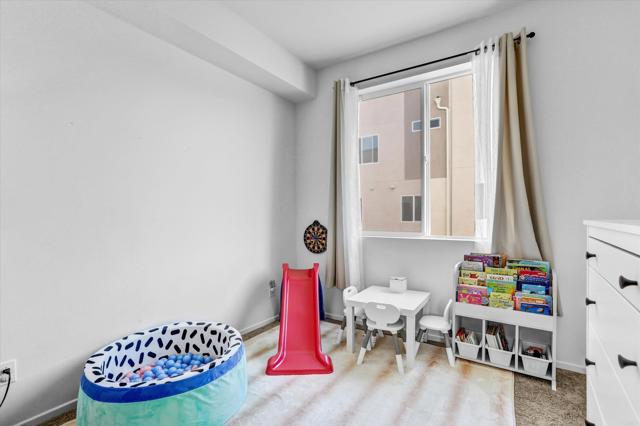 Detail Gallery Image 10 of 30 For 402 Creekside Cir, San Diego,  CA 92114 - 3 Beds | 3 Baths