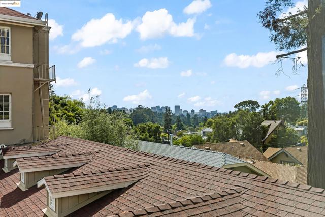 4031 Park Blvd, Oakland CA: https://media.crmls.org/mediaz/bcea34f1-f5ca-4a4e-b704-f48e79fa1ad7.jpg