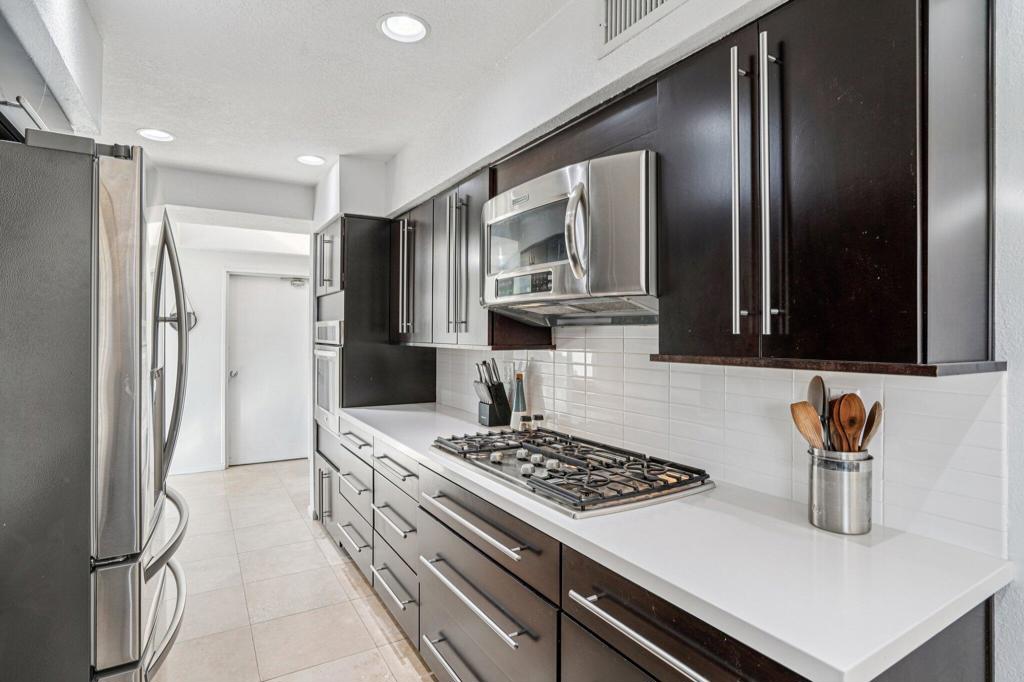 https://media.crmls.org/mediaz/bcea499e-39bb-45bb-89c8-02714ff60b6d.jpg?preset=X-Large
