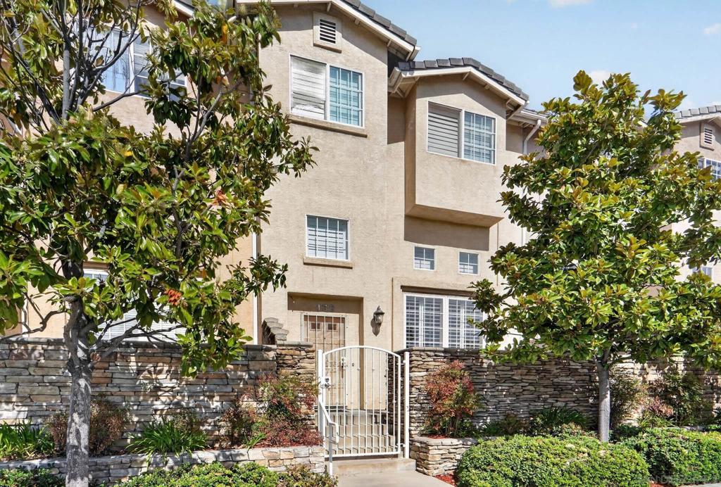 138 W Douglas Ave