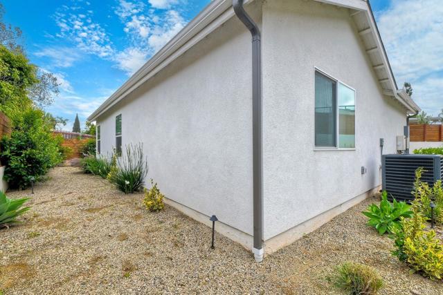 229 Yacon Street, Vista CA: https://media.crmls.org/mediaz/bceadf1c-449f-4913-b3fb-c2447e4bc52a.jpg