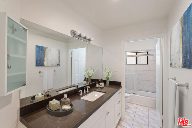 22960 Cass Avenue, Woodland Hills CA: https://media.crmls.org/mediaz/bcec5bc8-ca16-486e-9c96-1e541dae8efc.jpg
