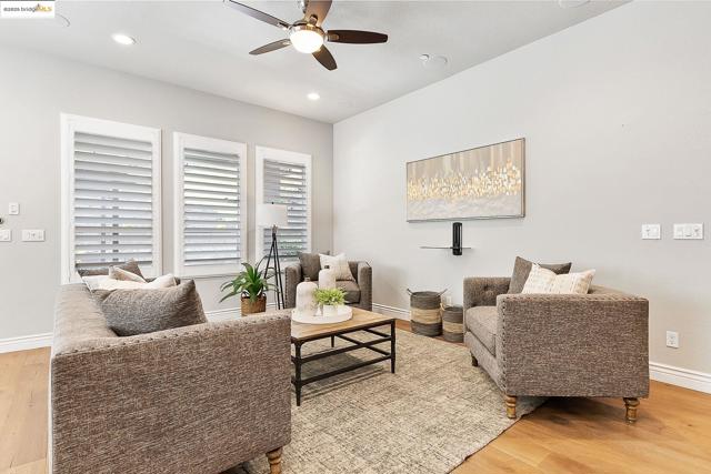 1627 Healing Rock Ct, Brentwood CA: https://media.crmls.org/mediaz/bcecb221-b495-4ec1-9962-0ec082402baa.jpg