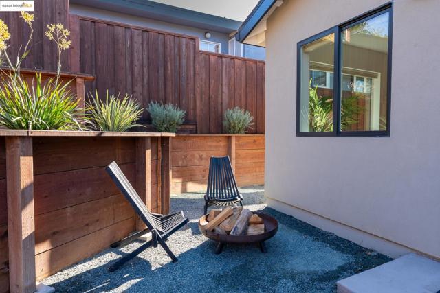 207 Cambridge Ave, Kensington CA: https://media.crmls.org/mediaz/bcecd024-e093-42fc-b4ee-419806f30ffd.jpg